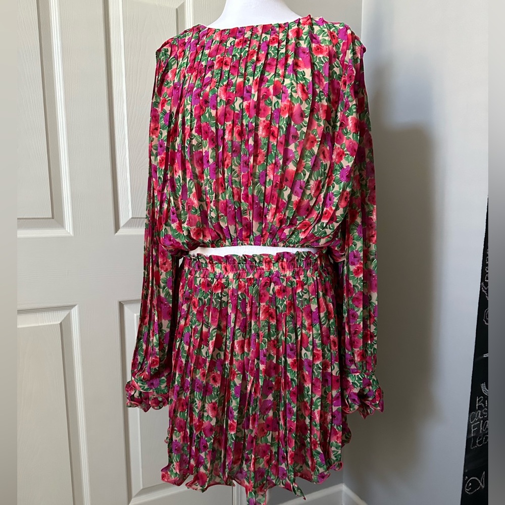 Endless Rose Adorable 2 piece set, floral pleated look, long sheer sleeves Large